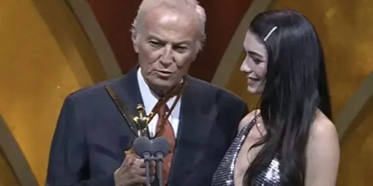 Hazar Ergüçlü,Pantene Altın Kelebek Ödül Töreni’nde de “Şampiyon Melekleri” unutmadı