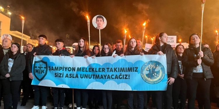 #isiasortakdavamız  Kıbrıs Türk halkı Gazimağusa’da tek yürek
