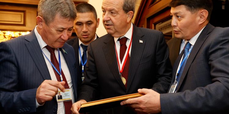 Cumhurbaşkanı Tatar Kazakistan’dan gelen heyeti kabul etti