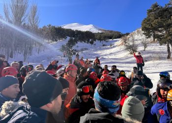 Türkiye Sağlık Bakanlığı, hayatını kaybettiği açıklanan sporcunun yoğun bakımda olduğunu duyurdu