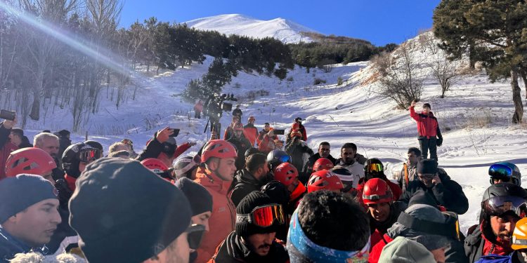 Türkiye Sağlık Bakanlığı, hayatını kaybettiği açıklanan sporcunun yoğun bakımda olduğunu duyurdu
