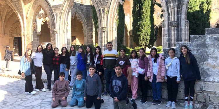 “Ülkemi Tanıyorum Projesi” devam ediyor. Dipkarpaz Recep Tayyip Erdoğan Ortaokulu öğrencilerinin katılımıyla Girne bölgesine gezi düzenlendi
