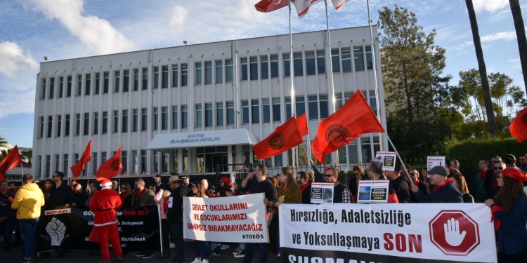 Orta öğretim öğretmenlerinden Başbakanlık önünde eylem