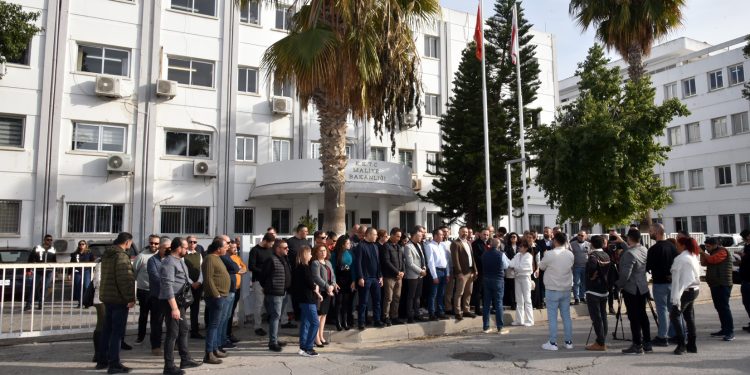 Sendikalar Maliye Bakanlığı önünde basın açıklaması yaptı