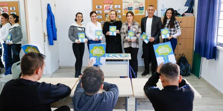 Sibel Tatar, Gazimağusa Özel Eğitim Okulu’nu ziyaret edip, kitap dağıttı