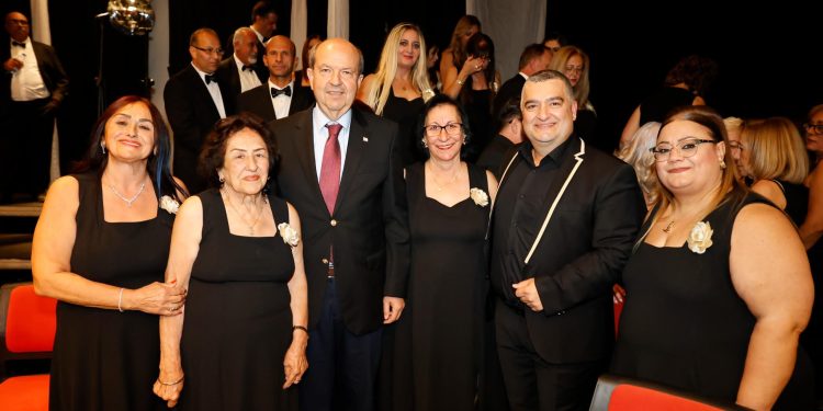 Cumhurbaşkanı Ersin Tatar, “Bir Tatlı Huzur” konserini izledi