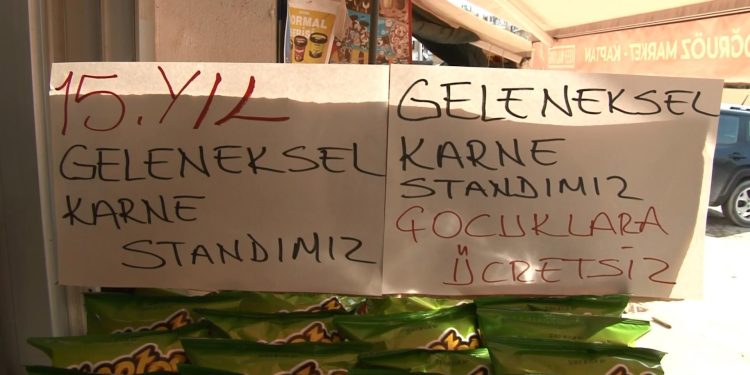 Market sahibi  İbrahim Kaptan karne alan çocukları bu yıl da unutmadı