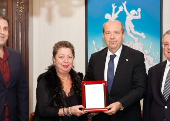 Cumhurbaşkanı Tatar’dan gazeteci-yazar Sevgül Uludağ’a plaket