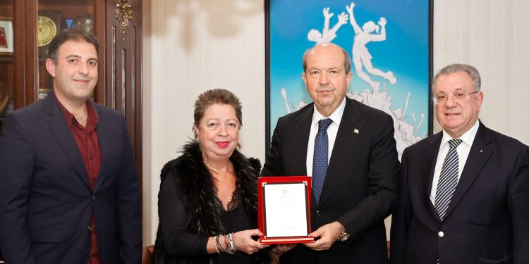 Cumhurbaşkanı Tatar’dan gazeteci-yazar Sevgül Uludağ’a plaket