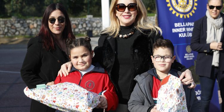 Cumhurbaşkanı Ersin Tatar’ın eşi Sibel Tatar’ın katılımıyla Lapta İlkokulu’nda çocuklara hediye dağıtıldı