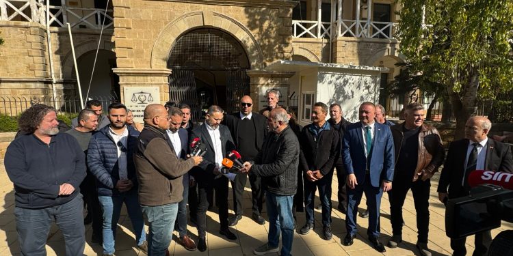 Sendikalar, “Elzem Hizmetlerde Grev Yasağı” ile ilgili Anayasa Mahkemesi’nde açtığı davayı, kararnamenin yürürlükten kaldırılmasıyla geri çekti