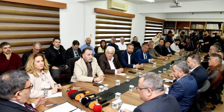 Bakan Berova, hayat pahalılığı ödeneği konusunda sendikalarla bir araya geldi