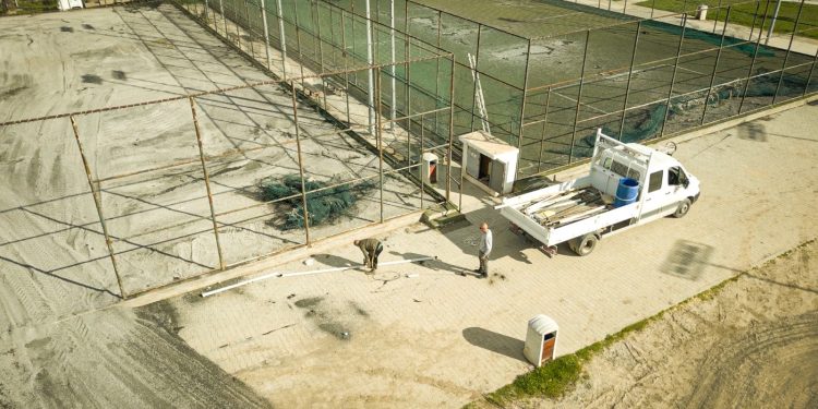 Gazimağusa Belediyesi, halı saha ve spor tesisleri yenileme projesi başlattı