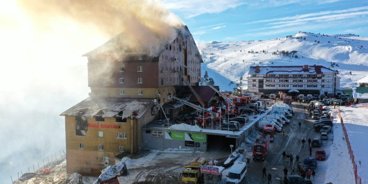 Bolu’da Kartalkaya Kayak Merkezi’nde bir otelde çıkan yangında 10 kişi öldü, 32 kişi yaralandı