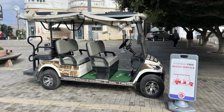 Girne Belediyesi Ramadan Cemil Meydanı- Antik Liman arasında ücretsiz buggy servisi başlattı