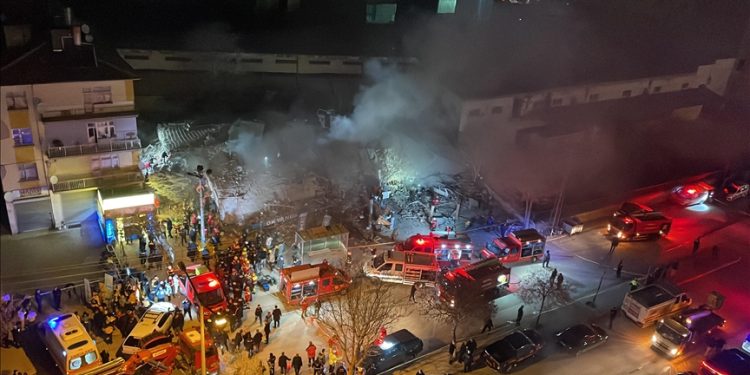 Konya’da 3 katlı bina çöktü… 2 kişi öldü, 3 kişi enkazdan sağ çıkarıldı