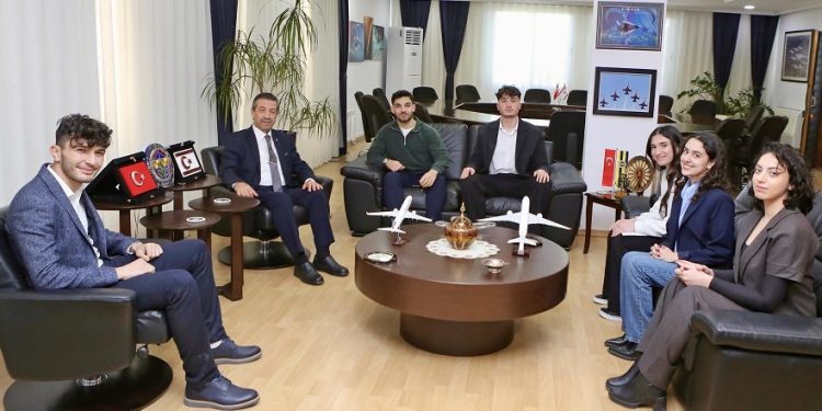 Dışişleri Bakanı Ertuğruloğlu, gençleri konuk etti