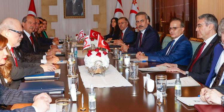 Cumhurbaşkanı Tatar’ın TC Dışişleri Bakanı Fidan’ı kabulünün ardından heyetler arası toplantıya geçildi