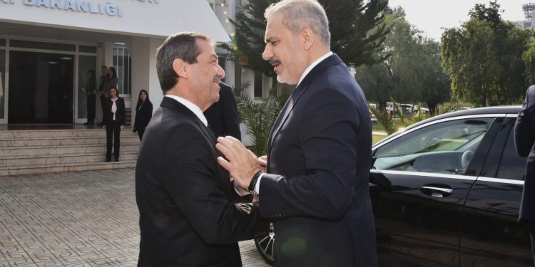 KKTC’ye gelen Fidan mevkidaşı Ertuğruloğlu ile bir araya geldi