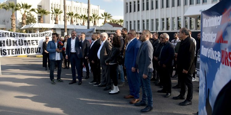Hür-İş Başbakanlık önünde protesto eylemi yaptı: “Cuma akşamı Lefkoşa’da yürüyüş düzenlenecek”