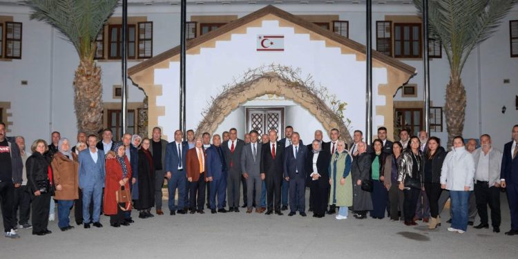 Cumhurbaşkanı Tatar Gazimağusa Muhtarlar Birliği Başkanı, Salihli Muhtarlar Birliği Başkanı ve yönetim kurulunu kabul etti.