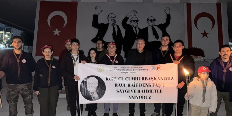 Kıbrıs Türk İzcilik Federasyonu,izci gençlerle birlikte Kurucu Cumhurbaşkanı Denktaş’ın ölüm yıldönümü dolayısıyla kabri başında meşaleli anma töreni gerçekleştirdi