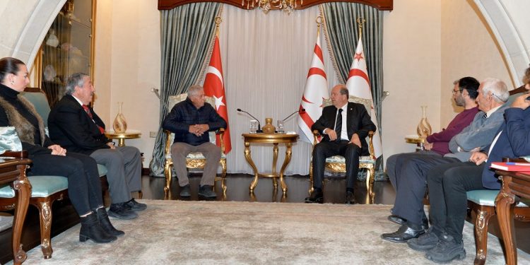 Cumhurbaşkanı Tatar, çam kese böceğinin yarattığı sorunları ve yapılabilecekleri görüşmek için ilgili dernek yetkililerini kabul etti