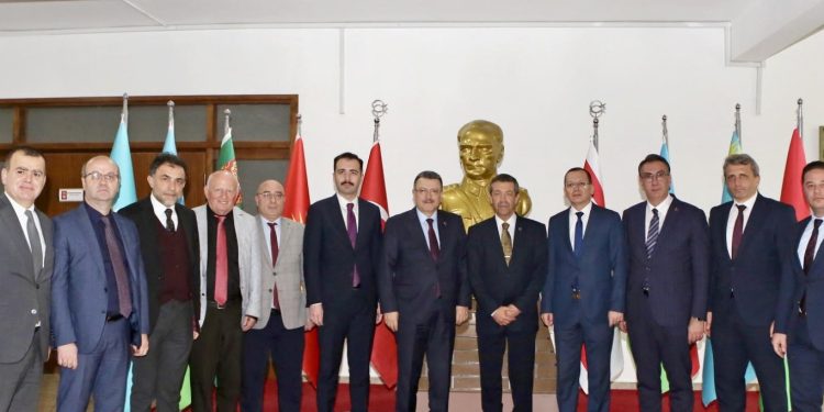 Dışişleri Bakanı Ertuğruloğlu, Trabzon heyetini kabul etti