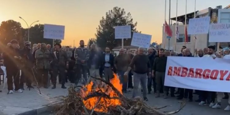 Narenciye üreticileri, Güzelyurt Terminali önünde eylem yaptı