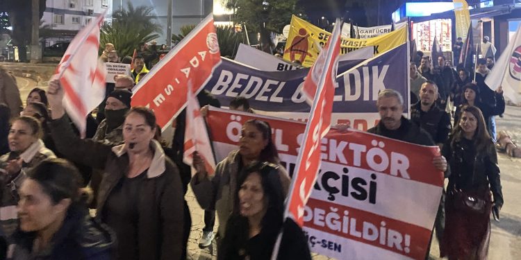 Hür-İş asgari ücrete yapılan artışa karşı yürüyüş düzenledi