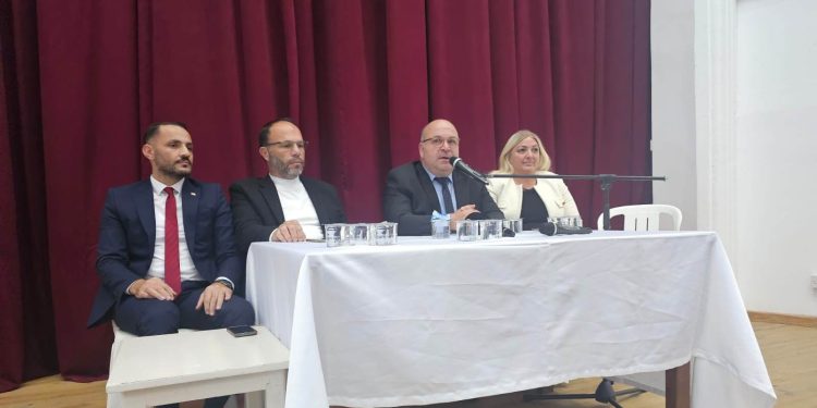 Erenköy Karpaz Belediye Başkanı Hamit Bakırcı, basın toplantısı düzenleyerek, bölgedeki yol sorununa dikkat çekti