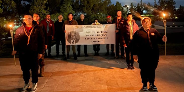 İzciler Dr. Fazıl Küçük’ü kabri başında meşalelerle andı
