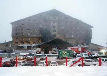 Kartalkaya’da yanan otelde ekiplerin çalışmaları sürüyor