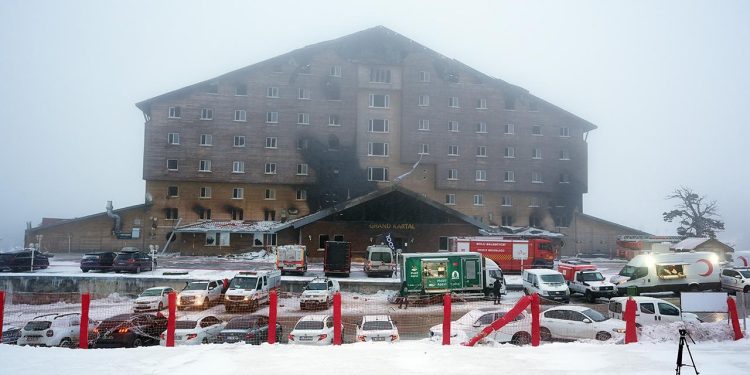 Kartalkaya’da yanan otelde ekiplerin çalışmaları sürüyor