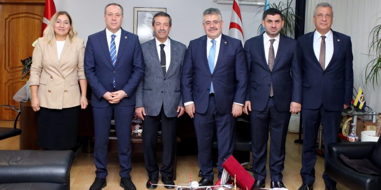 Dışişleri Bakanı Ertuğruloğlu, TBMM heyetini kabul etti