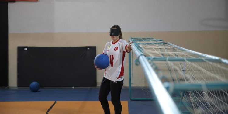 Milli golbolcü Şeydanur engelleri sporla aşıyor