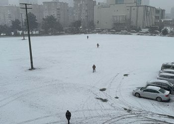 İstanbul’da kar yağışı hayatı olumsuz etkiledi… Yarın kentte okullar tatil edildi