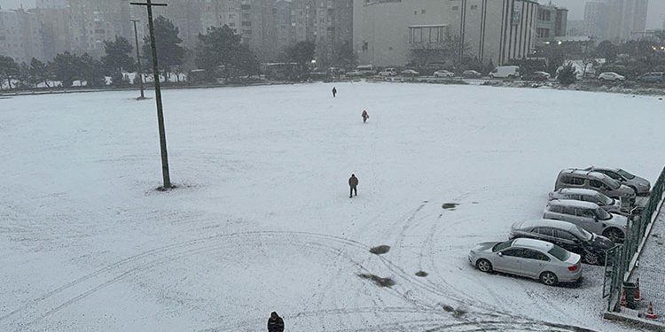 İstanbul’da kar yağışı hayatı olumsuz etkiledi… Yarın kentte okullar tatil edildi