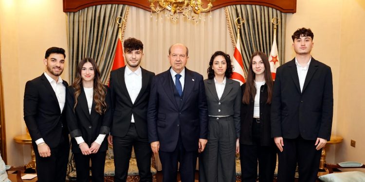 Cumhurbaşkanı Tatar Kıbrıs Türk Öğrenciler Birliği Derneği Türkiye Başkanı ve üyelerini kabul etti