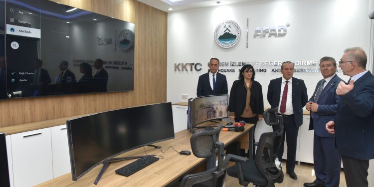 Başbakan Üstel, “KKTC Deprem İzleme ve Değerlendirme Merkezi”ni ziyaret etti, incelemelerde bulundu