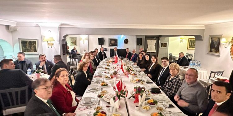 Cumhurbaşkanı Tatar, Kıbrıs Türk Kültür Derneği Genel Merkezi’nde akşam yemeğine katıldı