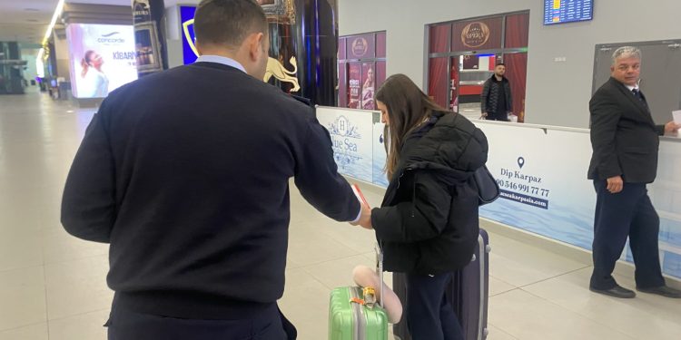 Ercan Havalimanı’nda KKTC’ye gelen yabancılara trafik bilgilendirme broşürü dağıtılıyor