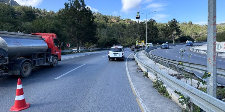 Sürücülere uyarı:Girne-Lefkoşa ana yolunda aydınlatma çalışması yapılıyor