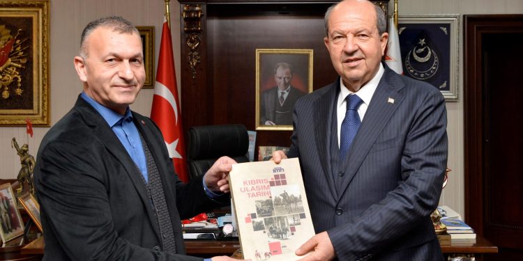 Cumhurbaşkanı Tatar, “Kıbrıs Ulaşım Tarihi” isimli eserin yazarlarından İzzet Derkan’ı kabul etti