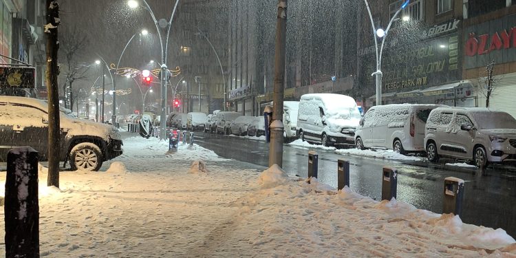 İstanbul’da kar yağışı aralıklarla sürüyor