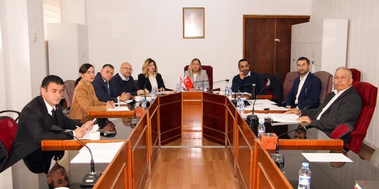 Hukuk, Siyasi İşler, Dışilişkiler ve Savunma Komitesi gündemindeki üç tasarı ve bir yasa önerisini görüştü