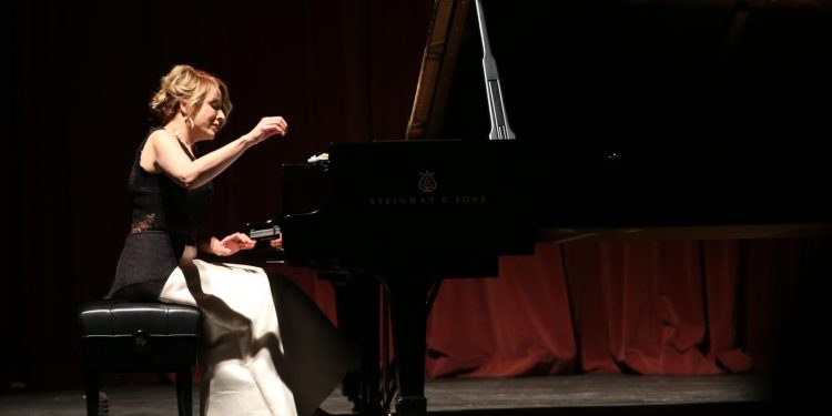 Rüya Taner, Eskişehir’de düzenlenen Kurucu Cumhurbaşkanı Denktaş’ı anma konserinde resital verdi