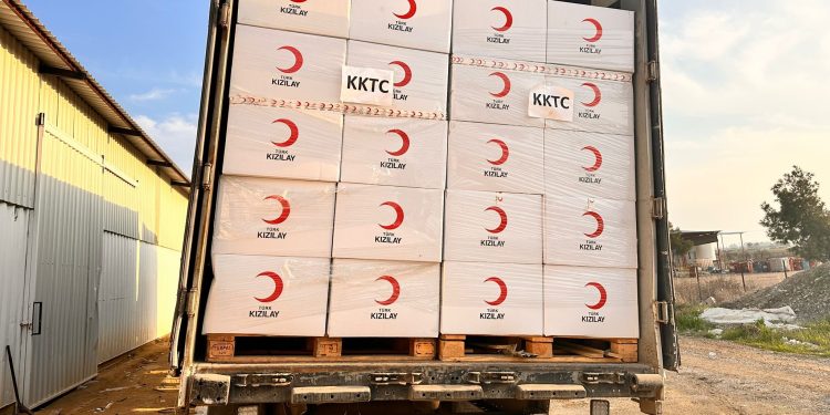 Türk Kızılay Kıbrıs Türk Kızılay’a 3 tır insani yardım malzemesi bağışladı