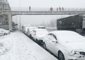 İstanbul’da kar yağışı..İptal edilen uçak seferlerinde artışa gidildi