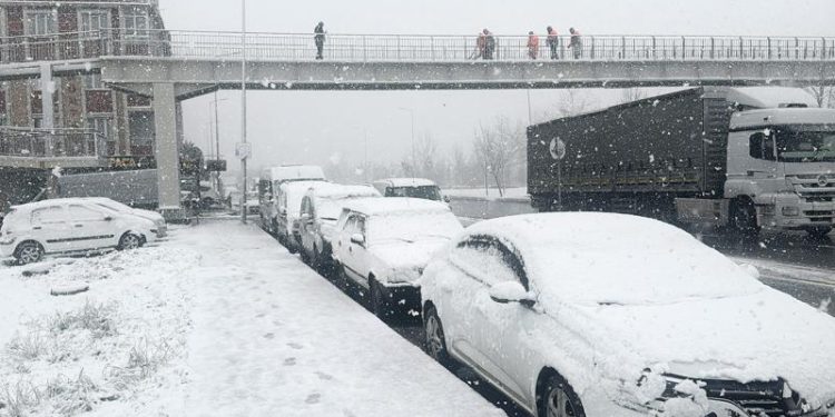 İstanbul’da kar yağışı..İptal edilen uçak seferlerinde artışa gidildi
